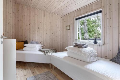 En eller flere senge i et værelse på Sanctuary By Lammefjorden With Unique View