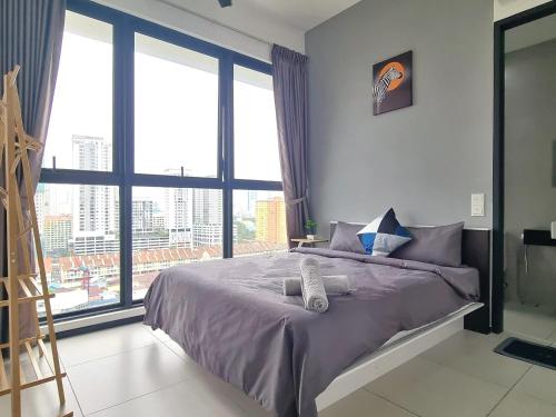 Letto o letti in una camera di Cozy Minimalist Suite at Urban Suites Georgetown by SuperStay