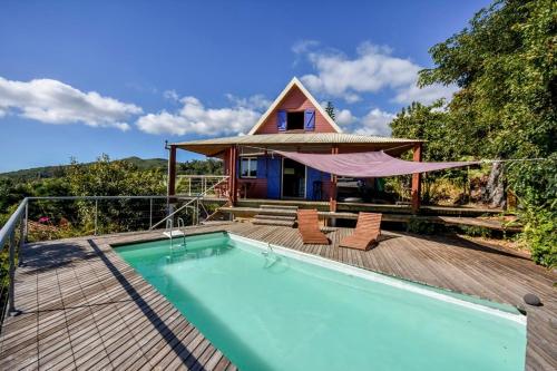 Belle villa, accrochée à la montagne