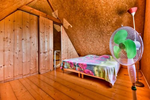 a room with a fan and a bed in a room at Belle villa, accrochée à la montagne in La Possession