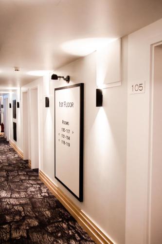 a hallway with a framed picture on the wall at De Brauhotel - Hôtel de la Brasserie Nationale in Bascharage