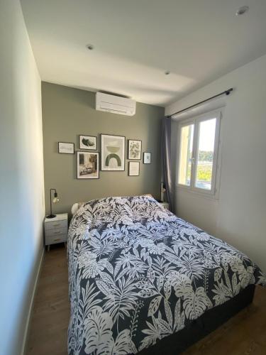 une chambre avec un lit et une fenêtre dans l'établissement T2 neuf avec vue mer à 2 pas du centre et proche des plages, à Bandol