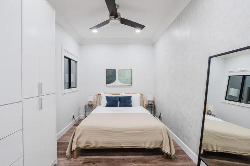 een slaapkamer met een bed en een spiegel bij Blueground Palo Alto AC wd nr university SFO-1762 in San Francisco