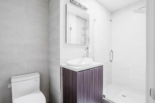 een badkamer met wastafel en toilet bij Blueground Palo Alto AC wd nr university SFO-1762 in San Francisco