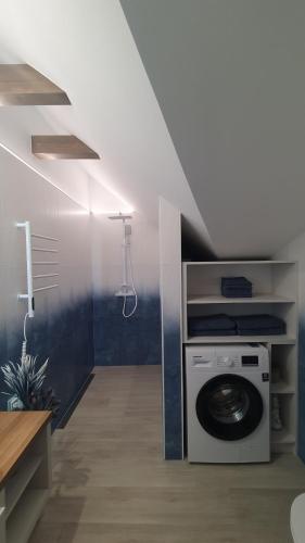 a laundry room with a washing machine in a room at Mi Casa Mar in Mosonmagyaróvár