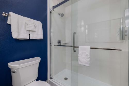 Ein Badezimmer in der Unterkunft Spark by Hilton Nacogdoches