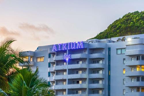 シンプソン・ベイにあるThe Atrium Beach Resort and Spa, Ascend Hotel Collectionの看板のあるアパートメントビル