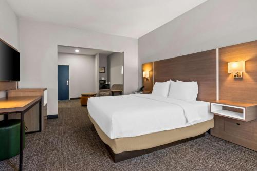 Postel nebo postele na pokoji v ubytování Spark by Hilton Catoosa Tulsa