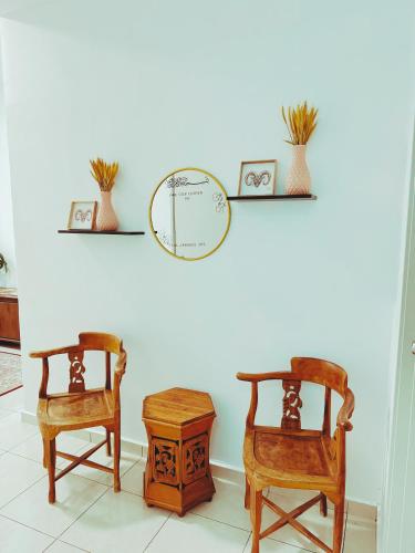 Χώρος καθιστικού στο Fallem's Homestay Melaka I 4 ROOMS I FULLY AIRCOND I 9 PAX I FREE WIFI I NETFLIX I INTEX POOL