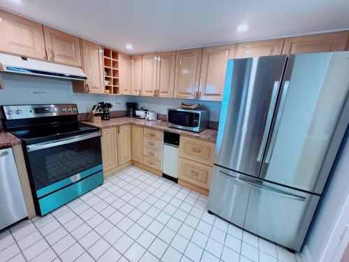 Una cocina o zona de cocina en Alupang Beach Tower, UPGRADED units