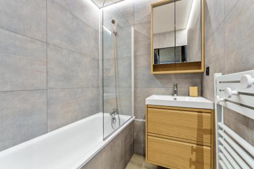 une salle de bain avec une douche, une baignoire et un lavabo dans l'établissement Résidence Les Hauts De Preclaux - Sublime appartement rénové avec vue sur les pistes MAE-9001, aux Orres