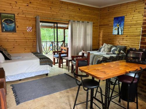 Uma cama ou camas num quarto em Serenity Guesthouse
