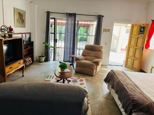 Μια τηλεόραση ή/και κέντρο ψυχαγωγίας στο Serenity Guesthouse