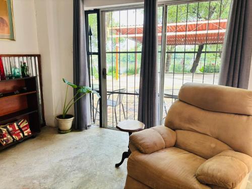 Uma área de estar em Serenity Guesthouse
