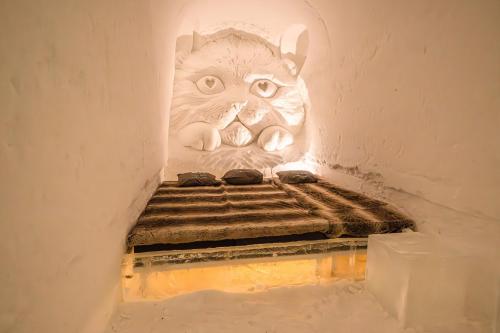 a statue of a cat in the corner of a room at Arctic SnowHotel & Glass Igloos in Sinettä