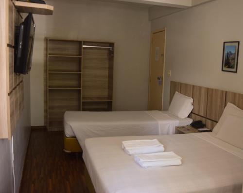 En eller flere senge i et værelse på Bittar Inn