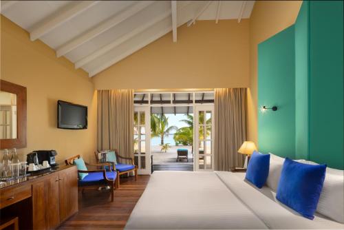 Postel nebo postele na pokoji v ubytování Adaaran Select Meedhupparu - Complimentary Stay for 1 Child for Stays between April 2025 to September 2025