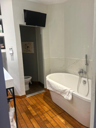 une salle de bain avec baignoire et toilettes dans l'établissement Catalans flat, à Marseille