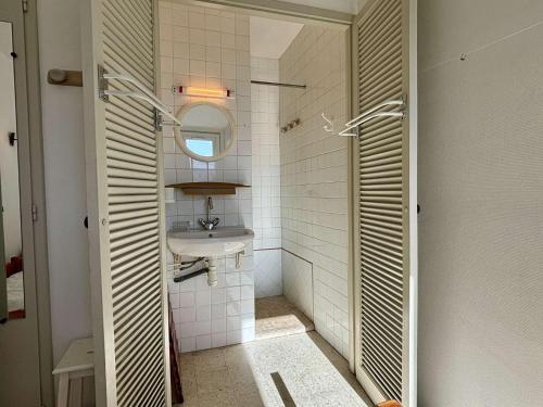 une salle de bain avec un lavabo et un miroir dans l'établissement Appartement 2 pièces 4 couchages ARGELES SUR MER AR680-0E4, à Argelès-sur-Mer