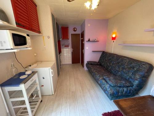 un salon avec un canapé et une cuisine dans l'établissement Studio 2 couchages ARGELES SUR MER AR450-0404, à Argelès-sur-Mer