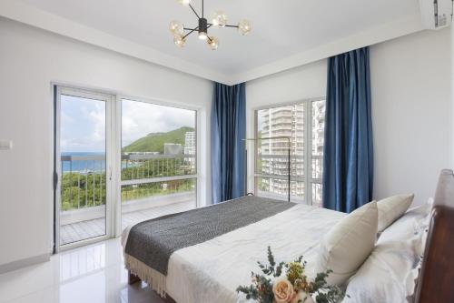 Llit o llits en una habitació de Sanya Zhi Ai Lily Seaview Apartment