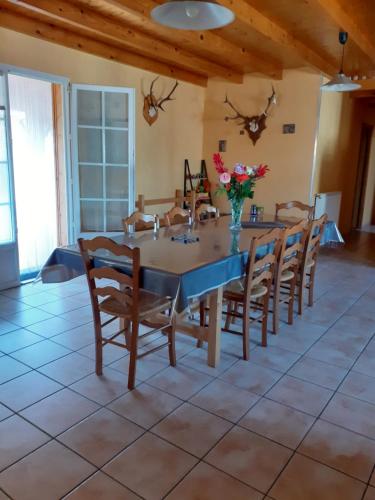a dining room with a table and chairs at La grange des chouettes in Ilheu