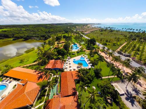 uma vista aérea de um resort com piscina e oceano em Fazenda Fiore Resort em Paripueira