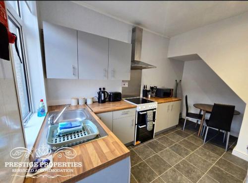 Kuchyň nebo kuchyňský kout v ubytování Warwick St by Prestige Properties SA