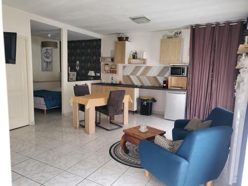 une cuisine et un salon avec une table et des chaises dans l'établissement Large quiet studio,, à Angers