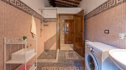 Koupelna v ubytování CASALE DELLE FARFALLE 12, Emma Villas