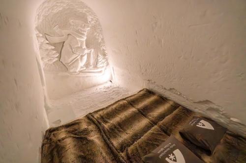 a room with a plaster head on the wall at Arctic SnowHotel & Glass Igloos in Sinettä