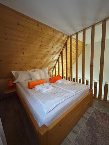 カルゲスケ・バレにあるVila Perisicの木の壁の部屋にある大きなベッド
