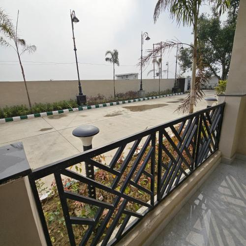 een balkon met een zwarte leuning en een stoep bij Hotel Shree Sadhna - Vrindavan Chhatikara Road in Vrindāvan