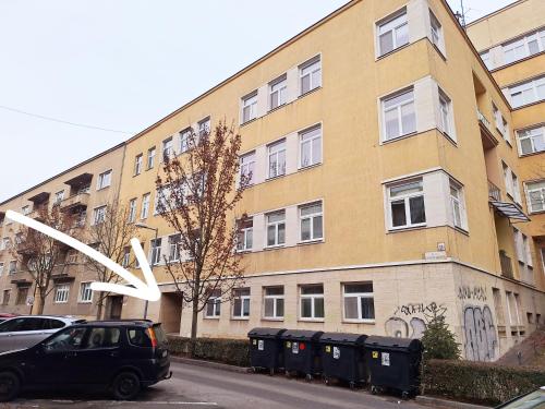 un edificio con un coche aparcado delante en Middletown apartment No 1, self check-in 24 h, en Banská Bystrica
