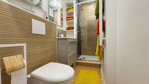 une petite salle de bain avec toilettes et douche dans l'établissement Coup de Coeur Angevin - Hypercentre - Calme - Cozy, à Angers