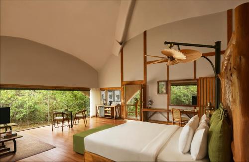 una camera da letto con un grande letto bianco in una stanza di Uga Chena Huts - Yala - All Inclusive a Yala