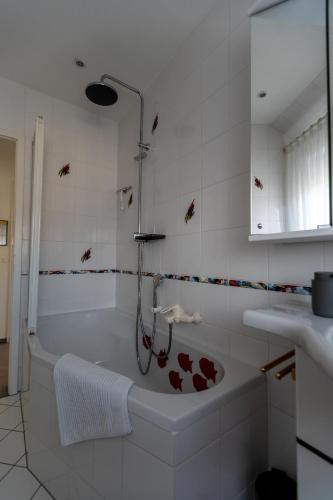a bathroom with a bath tub with a shower at KIosterlinchen in Walkenried