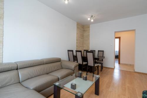 Spodek 2-Bedroom Apartment by BookingHost