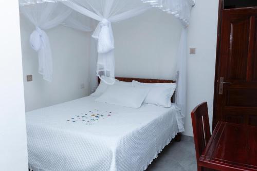 Postel nebo postele na pokoji v ubytování KRISLA LAKE BREEZE Hotel