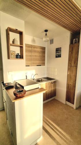 une cuisine avec un évier et un plan de travail dans l'établissement Au bruit des vagues, vue mer, à Saint-Hilaire-de-Riez