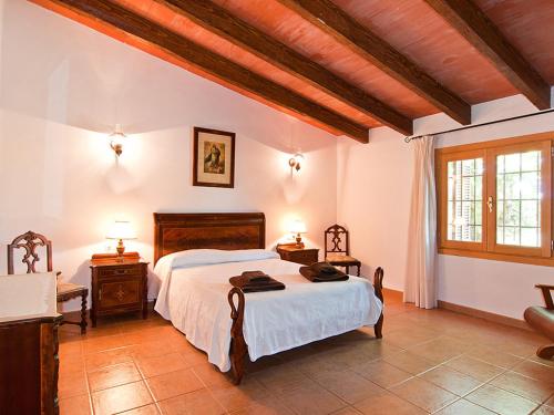 A bed or beds in a room at Es Lladoner Villa