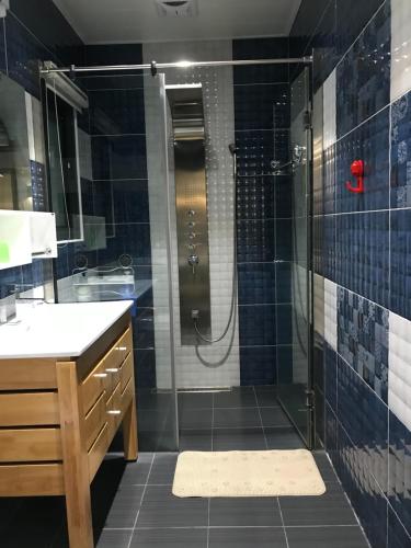Un baño con ducha con puerta de cristal. en Spring Land Villa & 白舍青丘, en Puli