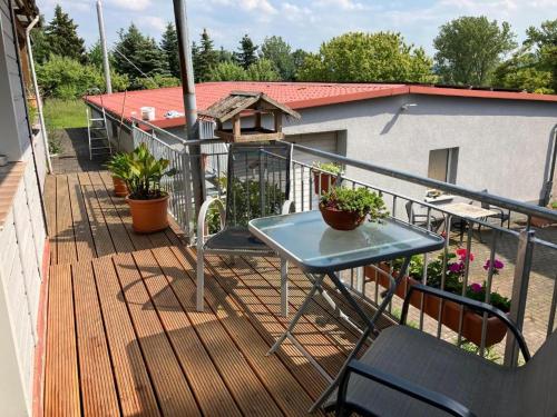 a balcony with a table and a bird house at Pension Volgenandt in Breitenbach
