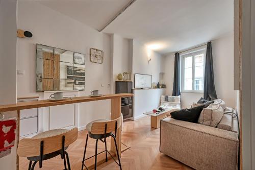 un salon avec un canapé et une cuisine dans l'établissement Le Petit Change - Clim - Hyper Centre, à Avignon
