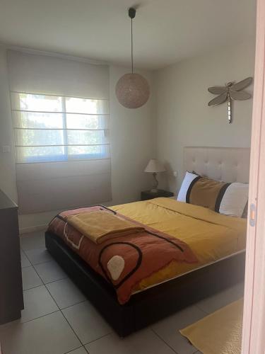 une chambre avec un lit et un ventilateur de plafond dans l'établissement Casa Ghjuvanna, à Propriano