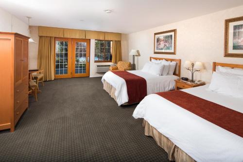 Un pat sau paturi într-o cameră la Lakeside Lodge and Suites