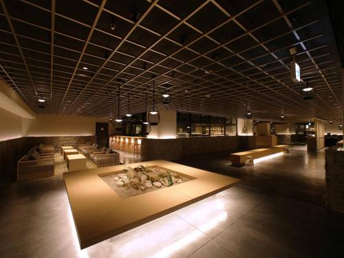 a lobby with a flower arrangement on a table at ORIENTAL HOTEL KYOTO ROKUJO in Kyoto