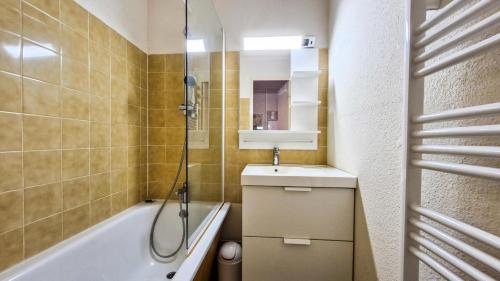 un bagno con doccia, lavandino e vasca di Résidence Verseau - Appartement lumineux et spacieux · Centre station · avec cabine et Balcon MAE-7781 a Magland