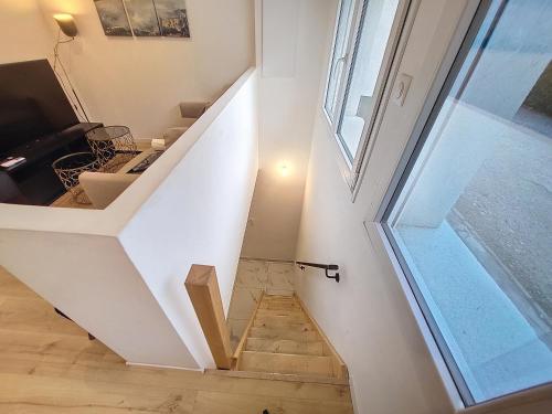 - un escalier dans une maison avec une fenêtre dans l'établissement Confort Climatisé et Suite Privée en Sousplex, à Montpellier