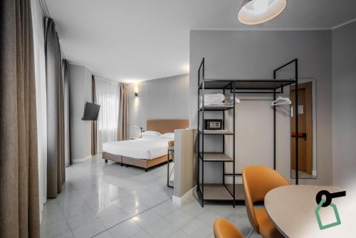 Un ou plusieurs lits dans un hébergement de l'établissement HOTIDAY Apartment Collection - La Spezia